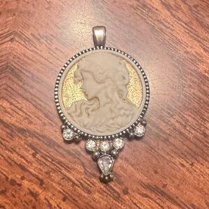 Cameo pendant